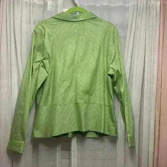 Sag Harbor Sz 16 green stretch flattering button up. Item# 7A - Picture 3 of 7